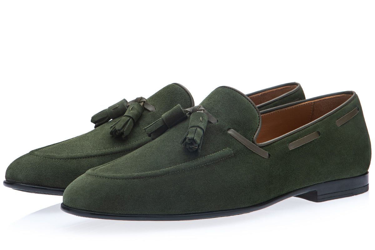 Three-quarter view of the Superglamourous Philippe-R loafer in musk green velukid suede, showcasing the front and side profile