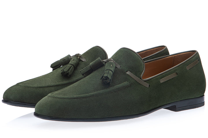 Three-quarter view of the Superglamourous Philippe-R loafer in musk green velukid suede, showcasing the front and side profile